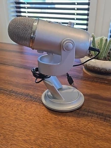 Blue YETI Professional Multi-Pattern USB Microphone with Blue VO!CE Silver - Picture 1 of 11