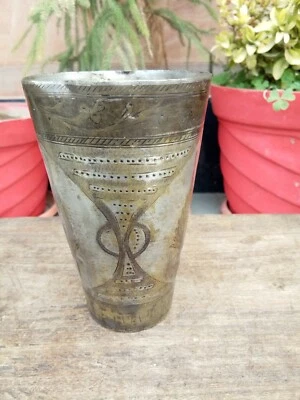 Jarrón de vidrio de leche Lassi diseño punteado tallado a mano de latón raro antiguo de colección  Foto 1 de 4