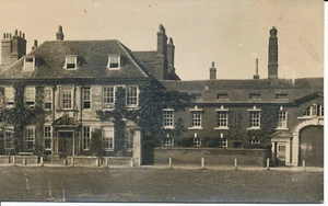 PC04902 Salisbury. Unbekanntes Gebäude. Echtfoto - Bild 1 von 2