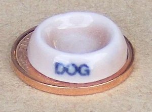 Casa delle bambole cane ciotola rosa salmone ceramica giardino scala 1:12 accessori Tumdee - Foto 1 di 6