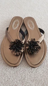 ELIE TAHARI LAUREL Pyrite Bronze Metallic Designer Thong Sandals 7.5 EUR 37.5 - Picture 1 of 5