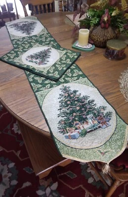 BEAUTIFUL CHRISTMAS/HOLIDAY TABLE RUNNER AND 4 MATCHING PLACEMATS ~ NICE - Image 1 of 4