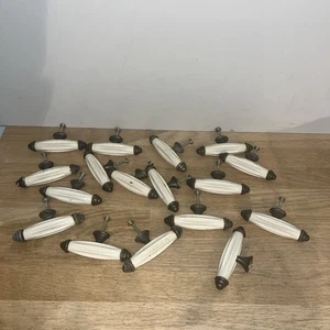 Lot De 17 Poignées Boutons Blanc Cylindres Porte De Placard Cuisine Vintage - Picture 1 of 10