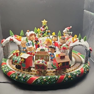 Stazione ferroviaria di Natale Danbury Peanuts Christmas Wonderland Woodstock.Si illumina - Foto 1 di 13