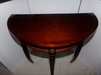 Винтаж 1990-е BOMBAY Co. Деревянный входной стол из красного дерева Half Moon 27 дюймов в высоту - Изображение 1 из 4