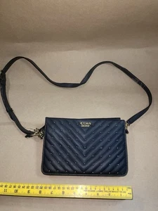 Victoria's Secret Umhängetasche Kamera-Leder V-Stepp Reißverschluss oben schwarz - Bild 1 von 4