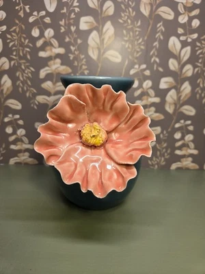 Vaso Anthropologie azul-petróleo com flor de anêmona 3D aplicada cor pêssego MCM - Imagem 1 de 4