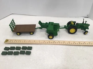 John Deere Museum Metal Tractor & Combine & Hay Trailer & Hay Bales 1:32 - Picture 1 of 21