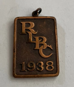 "Colgante rectangular RLBC 1938 en tono bronce 1,5"" de alto dije conmemorativo" - Imagen 1 de 2
