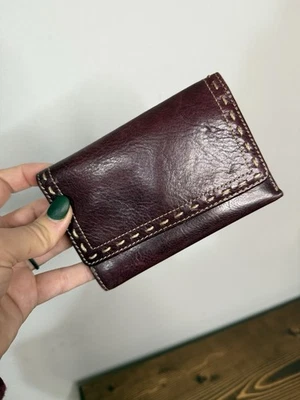 Cartera vintage de cuero púrpura fósil con tres pliegues bordes bordados Foto 1 de 3
