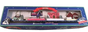 Christopher Radko Shiny Brite Sparkle Town Holly Berry Lane mit 4 Gebäuden Neu - Bild 1 von 10