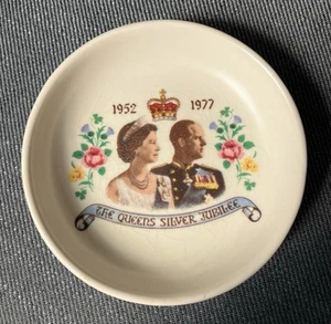 Queen Elizabeth II Silber Jubiläum Schmuckstück / Anstecknadel Schale - Bild 1 von 3