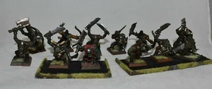 Lotto 11x Warhammer Fantasy AoS Orchi dipinti con 2 vassoi movimento basi quadrate - Foto 1 di 12