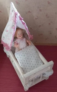 altes Puppenstuben Himmel Puppen Bett / Holz mit sehr Alten Puppi - Bild 1 von 5
