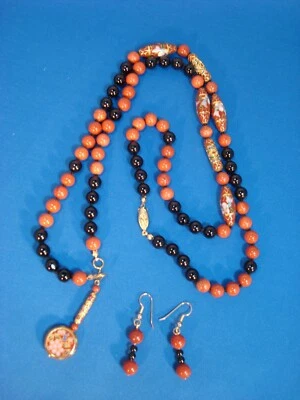 Juego de collar/pendiente artesanal con jaspe rojo, jade negro y acento cloisonné Foto 1 de 4