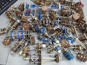 Grande Joblot Di Vari Interruttore Rotante Usato E NOS Da MOD Militare - Foto 1 di 22