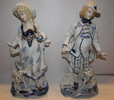 Coppia di statue in ceramica made in Japan dama e cavaliere con cani - Immagine 1 di 4