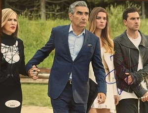 Dan Levy signiert Schitt’s Creek Familie 8x10 Farbfoto JSA zertifiziert - Bild 1 von 2