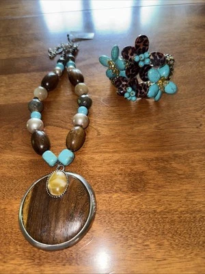 Juego de collar y brazalete de madera y turquesa de Chico's Foto 1 de 4