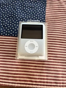 Vintage APPLE iPod NANO 3rd Generation 4GB Silver - Picture 1 of 10