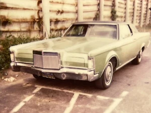 CCG 2 Fotografien aus den 1980-90er Jahren Polaroid Künstler eines 1970 Lincoln Mark III - Bild 1 von 7