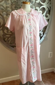 It's A Charm rosa bestickt Blumen Hausmantel Morgenmantel Made in USA MEDIUM Vintage  - Bild 1 von 11