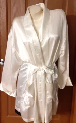 Bata de satén blanca Victoria's Secret para boda o luna de miel Misses talla M/L Foto 1 de 4