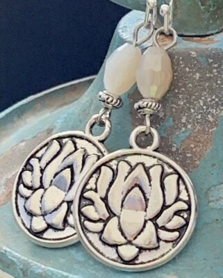 Pendientes de plata hoja de loto y cristal marfil ópalo. Naturaleza. Bloom. Foto 1 de 3