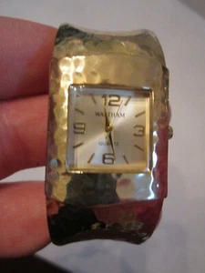 VINTAGE WALTHAM QUARTZ CUFF WATCH - HAMMERED DESIGN - RUNS GREAT - SSC - Picture 1 of 6