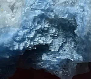 Rosterite berillica incisa vorobyevite con tormalina e quarzo su spare 66 grammi - Foto 1 di 9