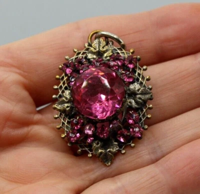 Alter Reliquiar Anhänger Fototür Gablonz aus Metall und rosa Glas 19. Jh. - Bild 1 von 4