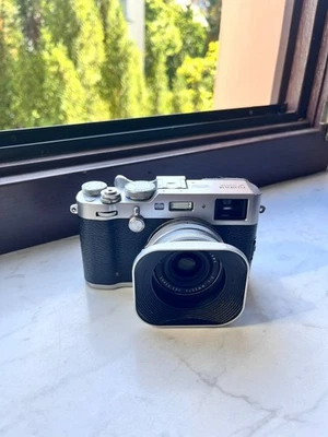 Fujifilm X100F Kompaktkamera Silber mit Zubehörpaket - Bild 1 von 4