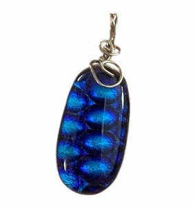 Drahtumwickelt Silber & dichroitische Kunst Glas Halskette Anhänger blau grün Schuppen 1" - Bild 1 von 2