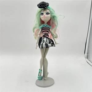 Monster High Rochelle Goyle Puppe Love In Scaris Mattel m. Ständer siehe Beschreibung - Bild 1 von 3