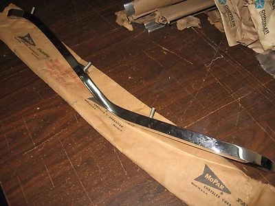 Nuevo de Lote Antiguo Mopar 1960 Chrysler Imperial Guardabarros Delantero Derecho a Rueda Apertura Moldura Foto 1 de 4