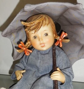 FIGURA DE PORCELANA ALEMANA GOEBEL GRANDE DE COLECCIÓN NIÑA Y PARAGUAS DISEÑO COLORIDO - Imagen 1 de 6