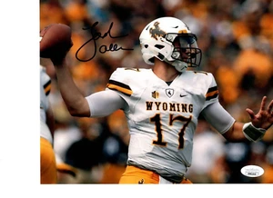 FOTO 8X10 FIRMADA POR JOSH ALLEN WYOMING COWBOYS CON CERTIFICADO DE AUTENTICIDAD JSA #2 - Imagen 1 de 1