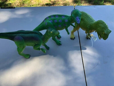 Lote de 3 figuras de dinosaurios T Rex verdes  Foto 1 de 4