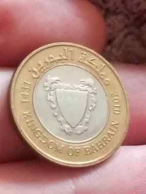 2010 Bahrain 100 fils KM# 26.2 Hamad 2nd type middle east free UK post AH 1431 - Image 1 of 2