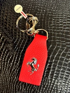 Ferrari Schlüsselanhänger rot Leder mit gelbem Etui Luxus Echtleder Accessoire - Bild 1 von 12