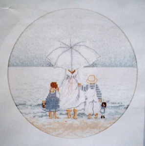 Familie Kinder Mama am Strand Küste gezählt Kreuzstich Set 33652 angefangen - Bild 1 von 5