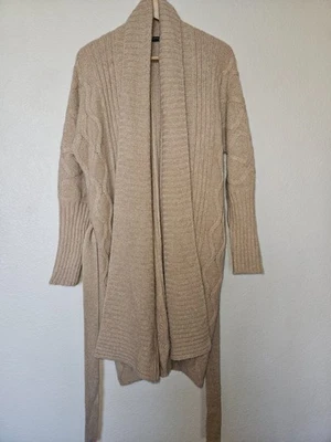 Cárdigan tejido con cable de alpaca para bebé Peruvian Connection Luxe talla mediana con cinturón de arena Foto 1 de 4