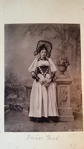 ANTIKE FOTOGRAFIEN X3 MÄDCHEN SCHWEIZER KOSTÜM 1880, ZWEI GEBÄUDE - Bild 1 von 6