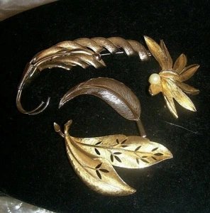 COLLECTION OF VINTAGE GOLDTONE PINS *  - Picture 1 of 2