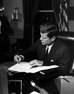 Firmas del presidente Kennedy durante la crisis de los misiles cubanos 8x10 Era de la Guerra Fría Foto 9 - Imagen 1 de 1