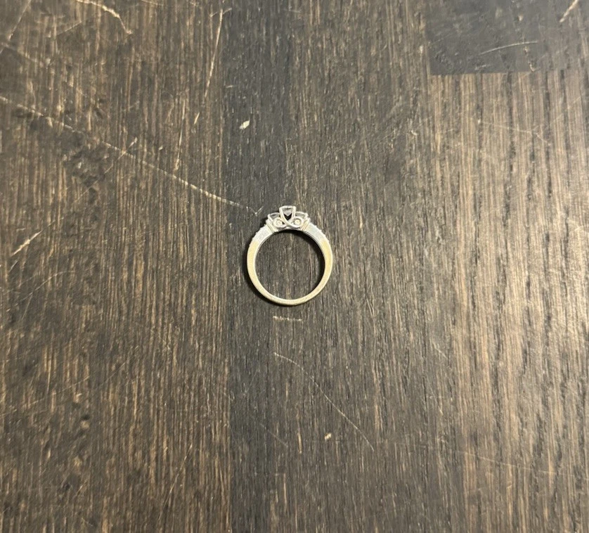 14K 2TONE 3-ROUND DIAMOND BAND RING SZ 6/7 4 grams - Image 1 of 4