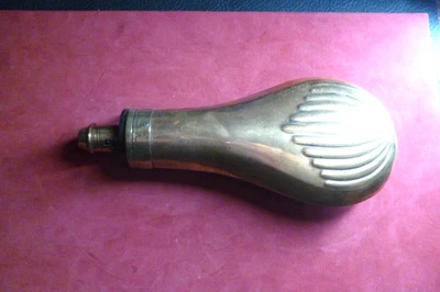 ANCIENNE POIRE A POUDRE CHASSE POUDRIERE en cuivre / laiton - Photo 1/3