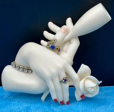 Broche de copa de vino rosa LGBTQ esculpido con joyas damas tomadas de la mano Foto 1 de 4