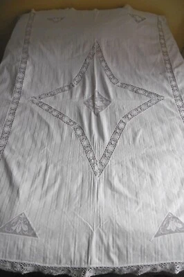 Beau dessus de lit entouré de DENTELLE avec INSERTIONS et ENTREDEUX - Photo 1/4