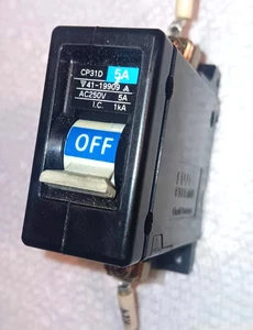 INTERRUPTOR DE CIRCUITO ELÉCTRICO FUJI CP31D 5A - Imagen 1 de 2